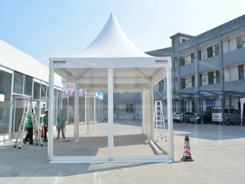 carpa india blanca clara de la pagoda de la boda con el tanque de agua plástico